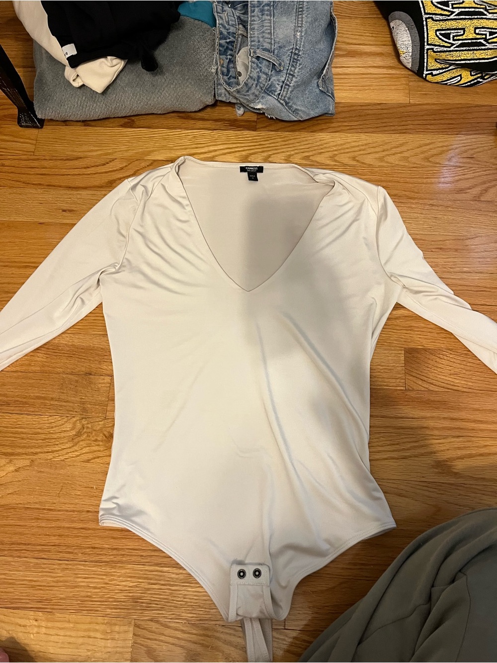 Express Cream V-Neck Long Sleeve Bodysuit